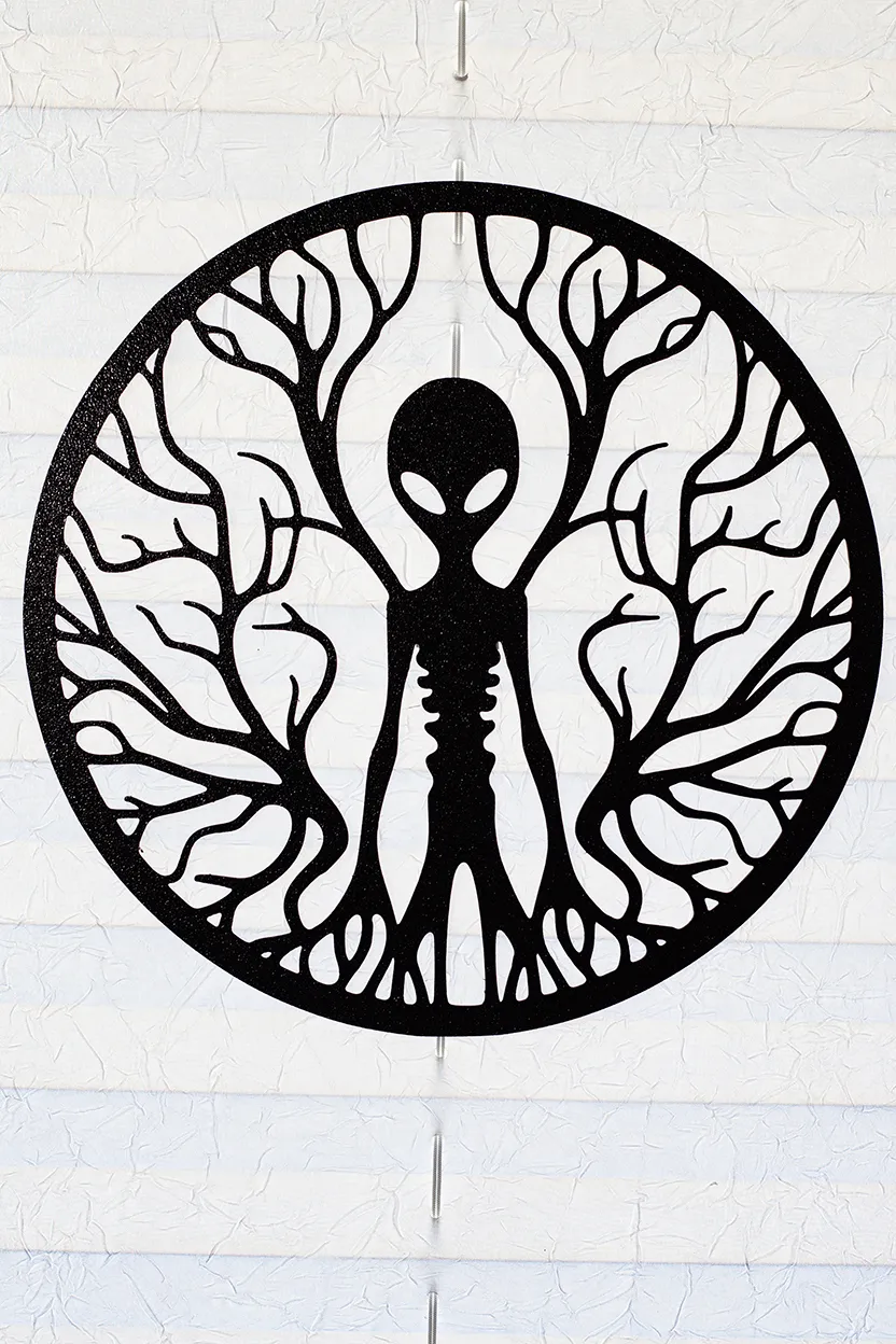 Alien with intertwined branches wall picture V.1 Deco by Retro - MakerWorld