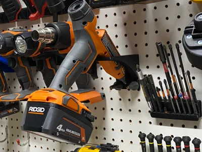 RIDGID 18V Glue Gun Pegboard Hanger R860433B