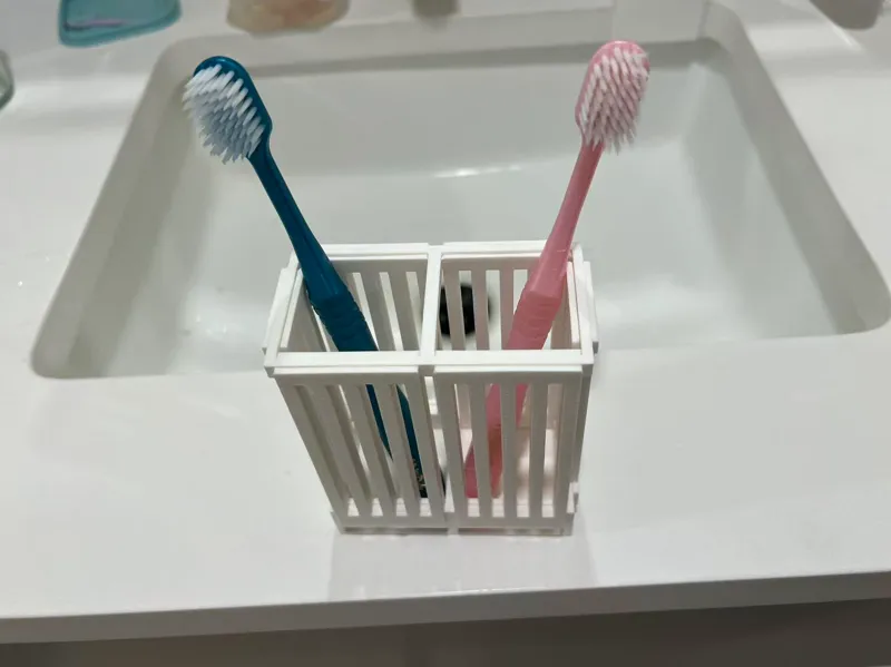 Draning toothbrush holder