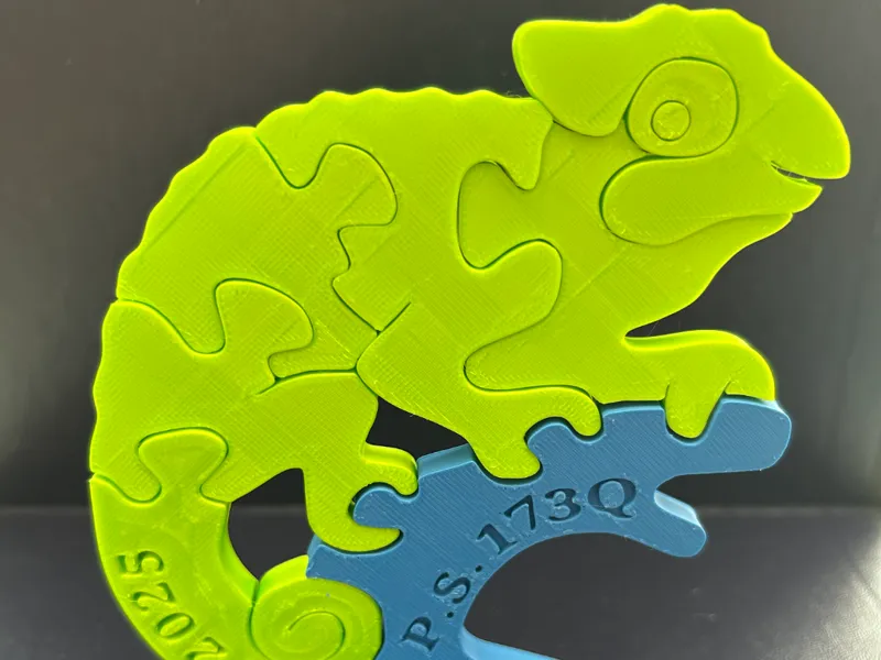 Chameleon Puzzle with Stand