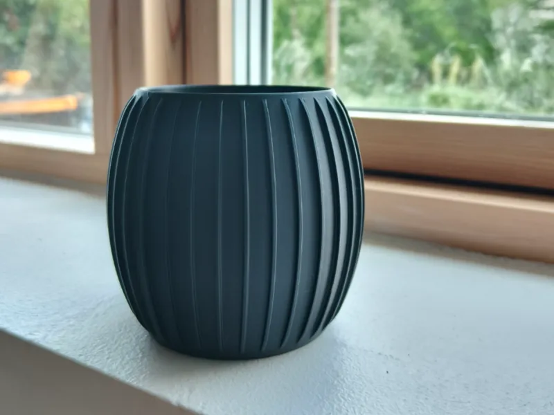Simple ribbed vase/planter