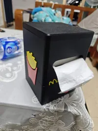 适配卷纸的配件和一个用卷纸的上盖