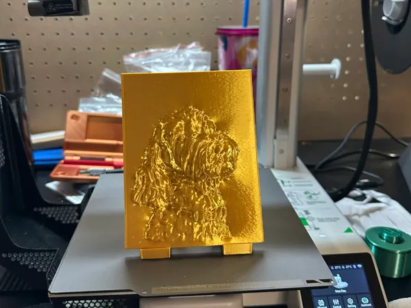 Bas-relief chien Golden Doodle