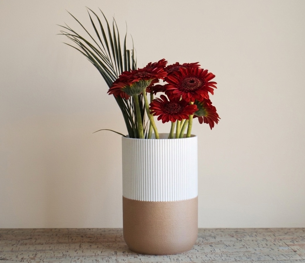 Miniatura 3 do modelo 3D Flower Arrangement Vase with Insert