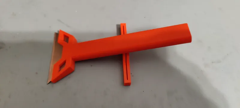 Scraper with box cutter blade