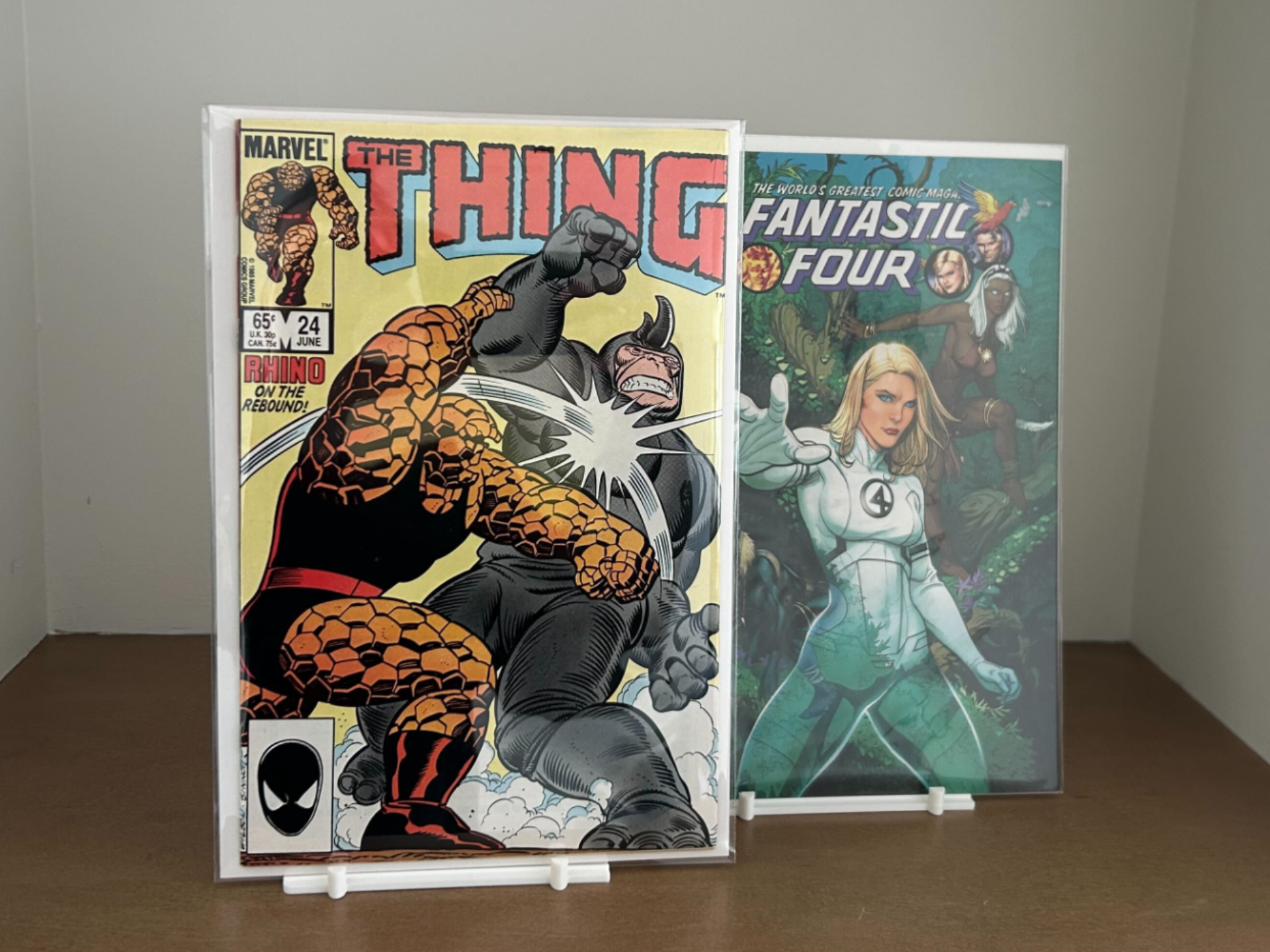 Minimalist Comic & Vinyl Display Stand (Universal)