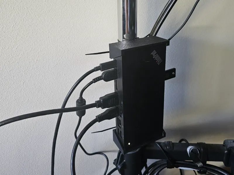 Lenovo dock attachment for 32mm screen pole