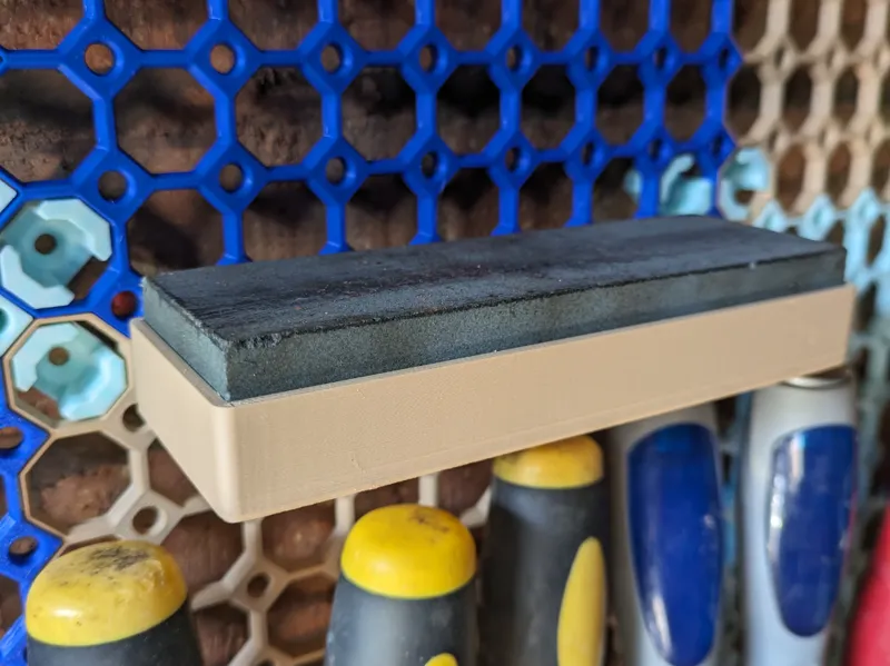 Multi board compatible oil/whetstone holder.