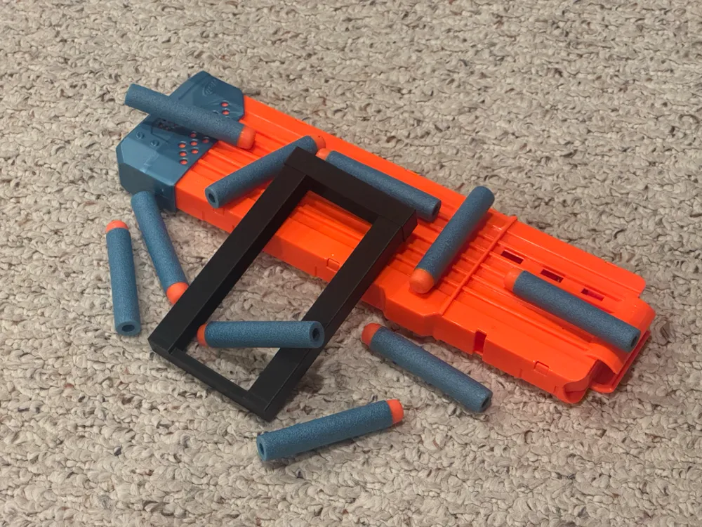 Letrero o emblema decorativo: Nerf Elite Speedloader (10 round). Referencia del modelo original.