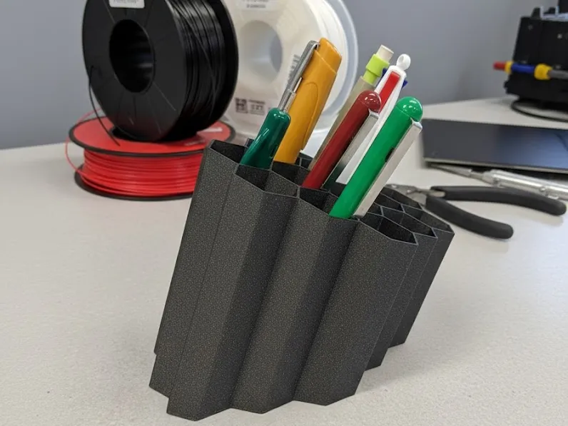 HexaTilt – Modularer Stiftehalter