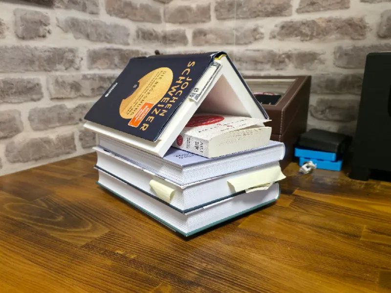 Buchablage/ Bookshelf with Open Page Holder