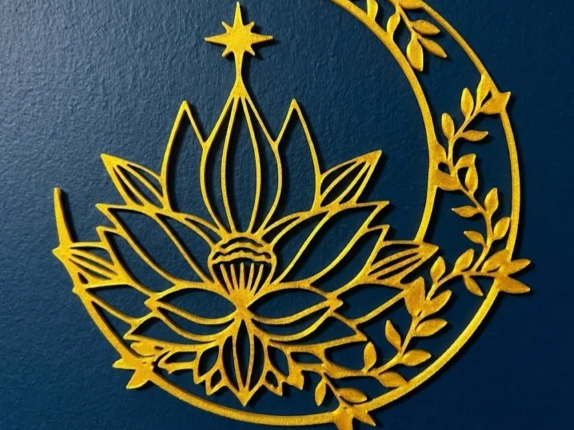 Lune et fleur de lotus dorées