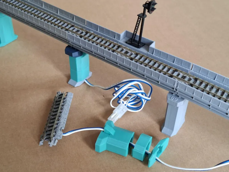 Adaptable piers with cable routing for DIY-Viaduct