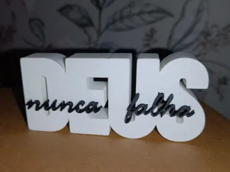 Letreiro "Deus nunca falha"