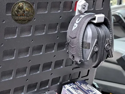 Support MOLLE pour casque anti-bruit