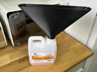 Oval funnel for emptying dried silica