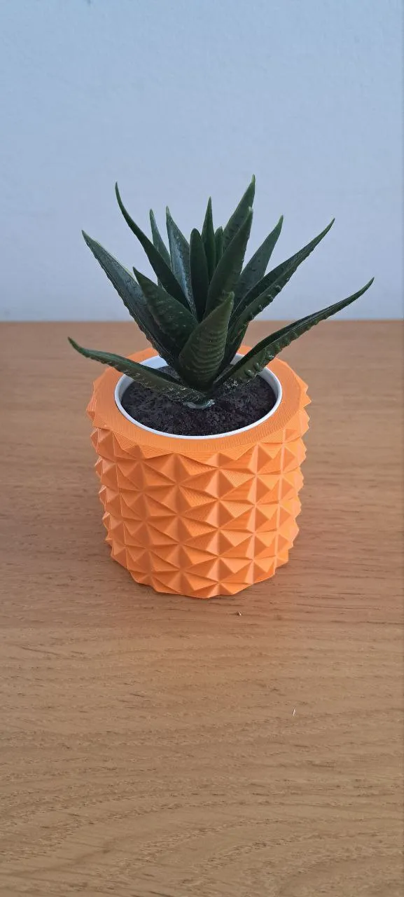 triangular pattern vase 