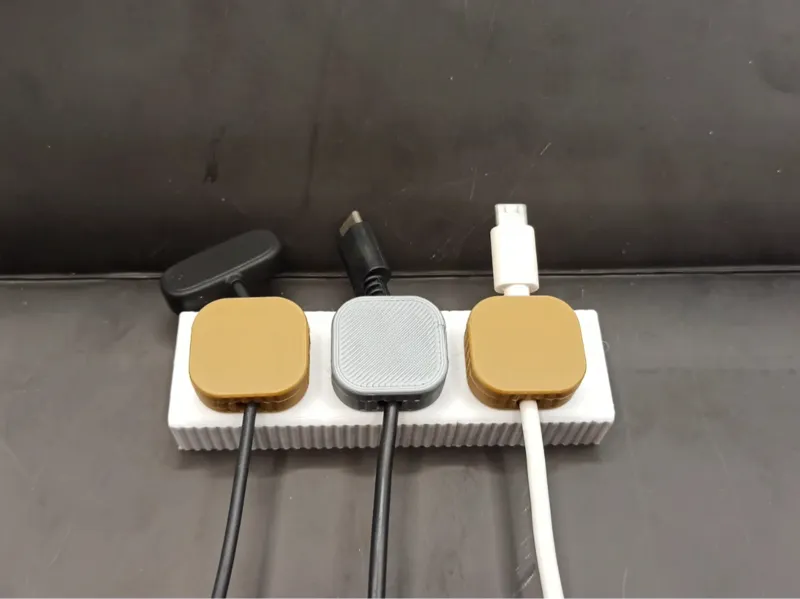 USB CABLE ORGANIZER WITH MAGNETS
