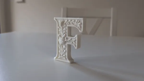 Lettre F sur pied, style floral plâtre
