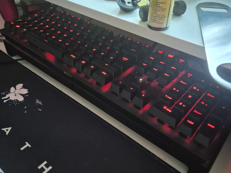 100% Tastatur erhöhung mit kabeldurchführung