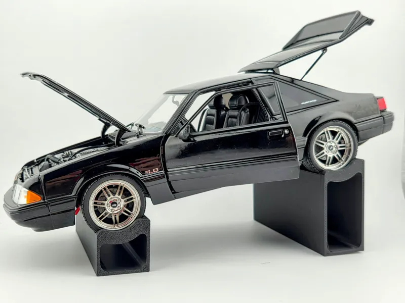 1:18 Diecast Model Car Stand - Forward Facing