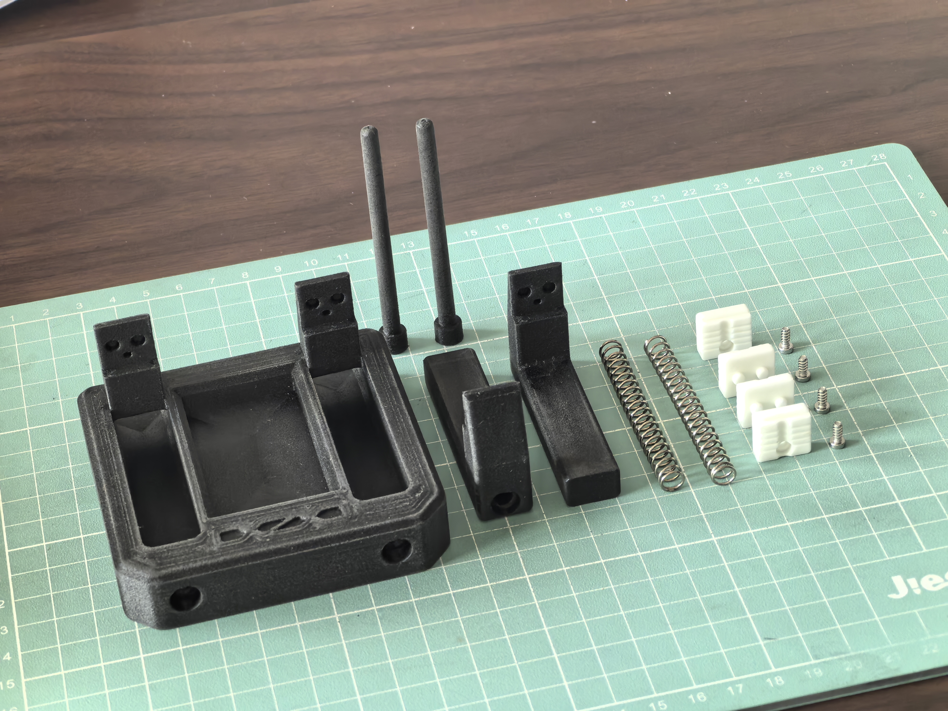 Miniatura 1 do modelo 3D 带陶瓷隔热夹头最大开口33mm的焊接夹具
