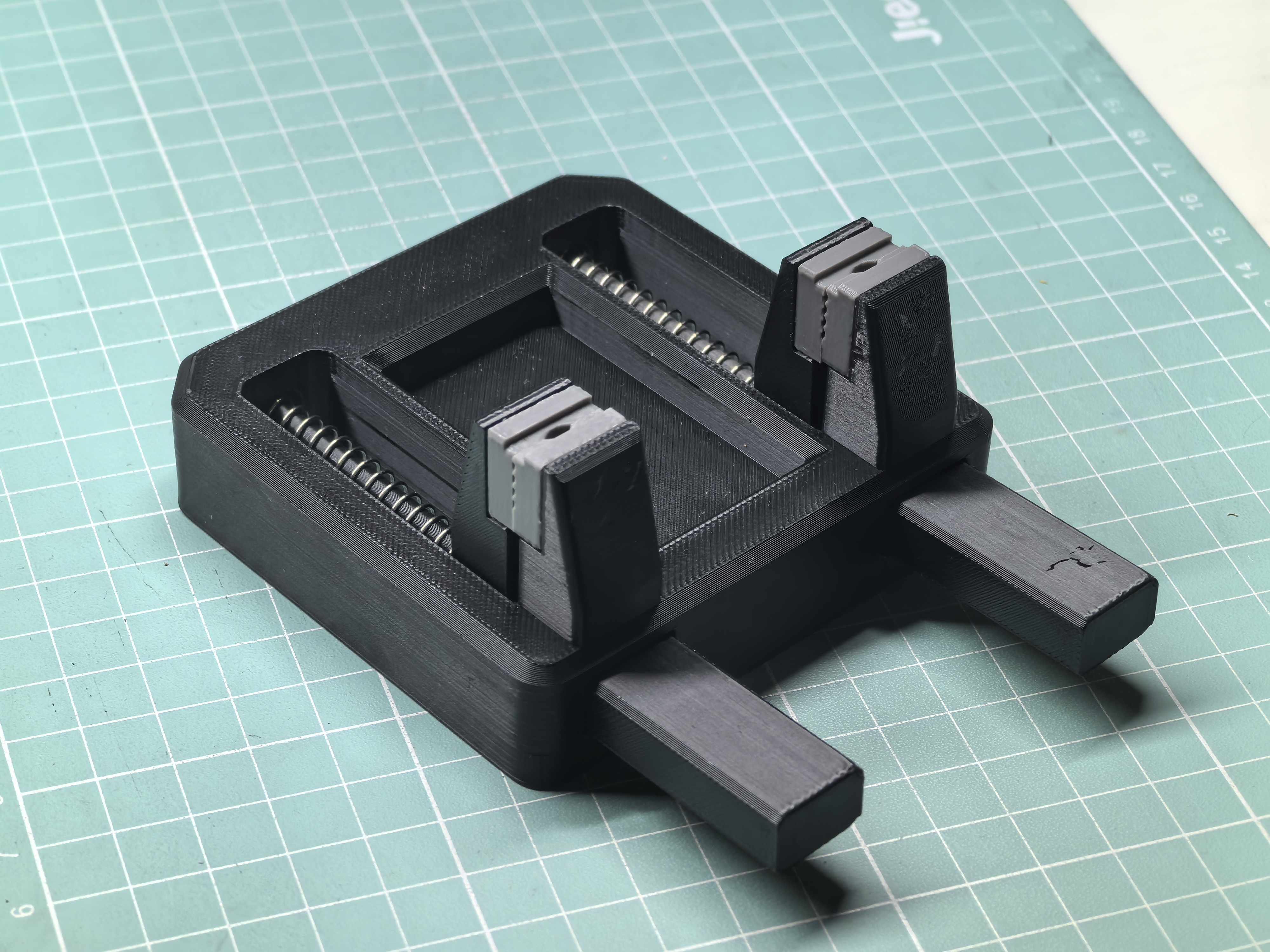 Miniatura 2 do modelo 3D 带陶瓷隔热夹头最大开口33mm的焊接夹具