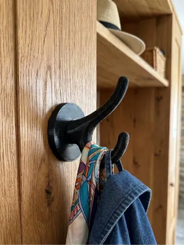Figura decorativa: Robuster Doppel-Kleiderhaken für die Garderobe — vista de referencia 2