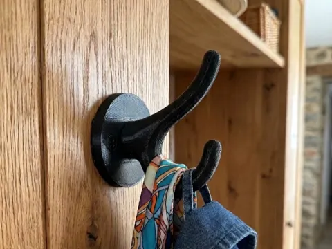 Figura decorativa: Robuster Doppel-Kleiderhaken für die Garderobe — referencia de MakerWorld