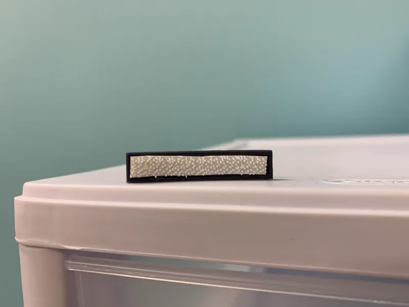 Scratchy attachment for wire organizers