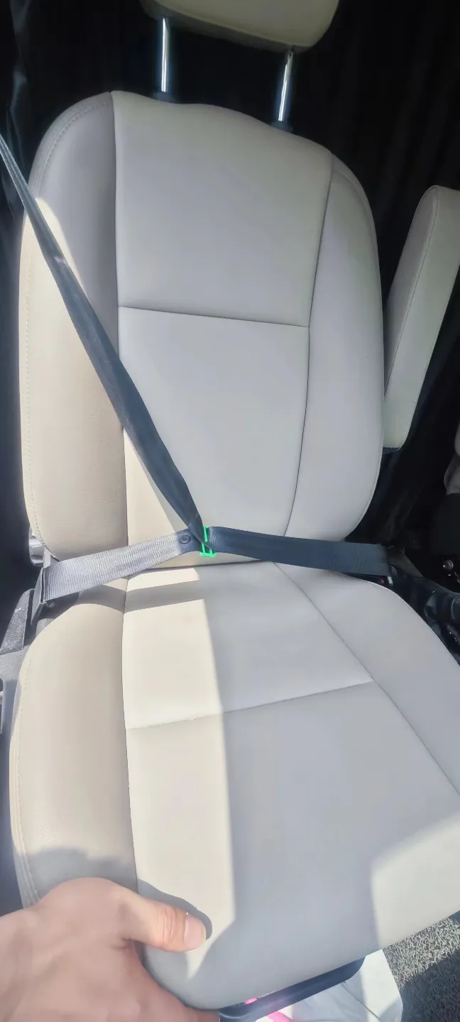 Seatbelt adjuster, prevents neck strain。安全带防卡脖调节扣