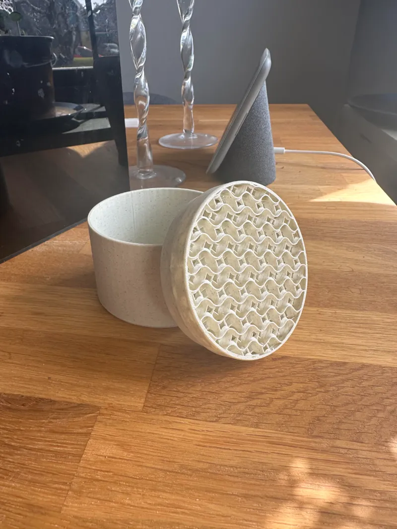 Jar with gyroid lid