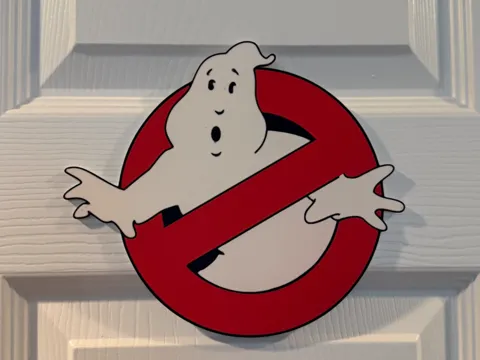 Adorno temático: NO GHOST WALL/DOOR SIGN — referencia de MakerWorld
