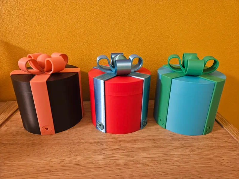 Round Gift Box with tiny puzzle
