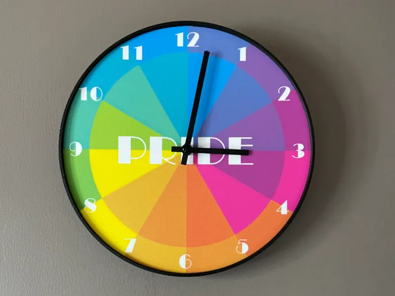 Horloge Pride avec seulement 4 couleurs