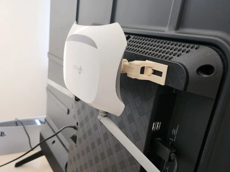 Mount for the wifi router to the TV