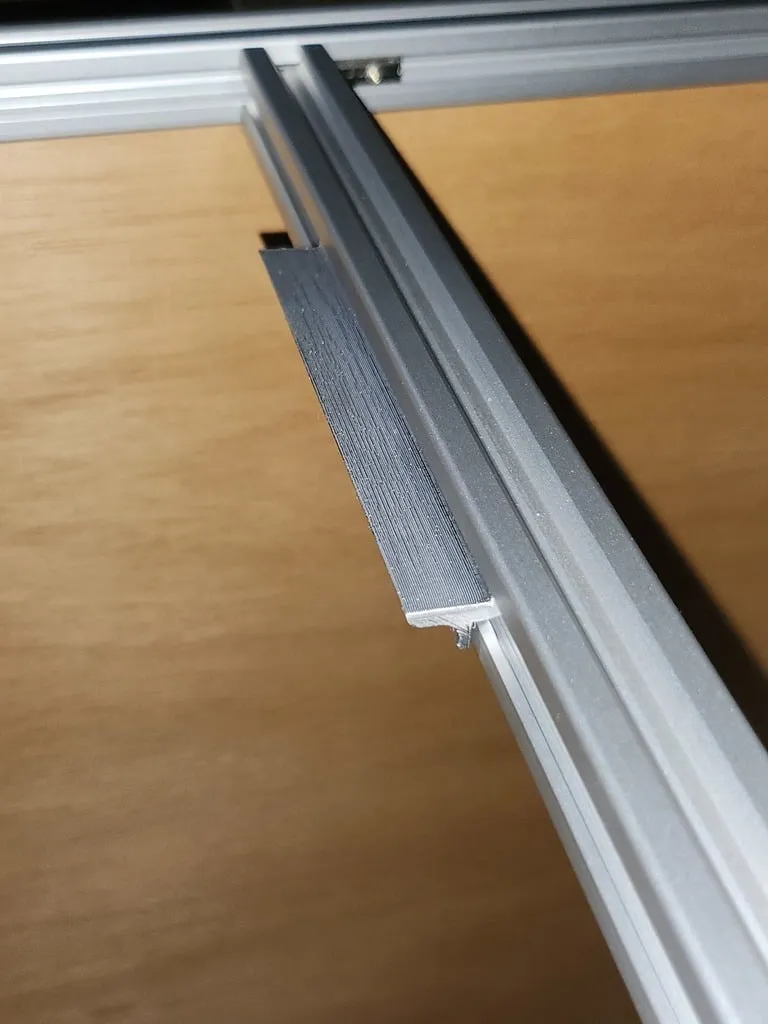 Panel support for 2020 aluminium extrusion V-slot