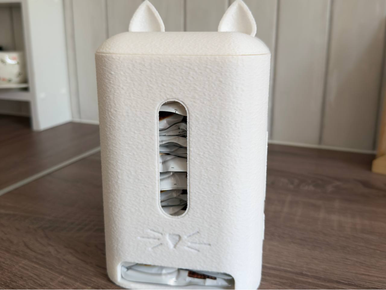 Cat food pouch dispenser - 1