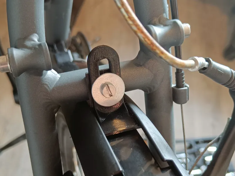 Mudguard bracket / angle mount
