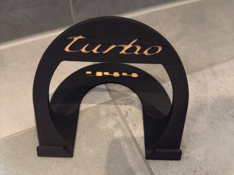 iPad Pro Tischständer im „944 Turbo“ Design