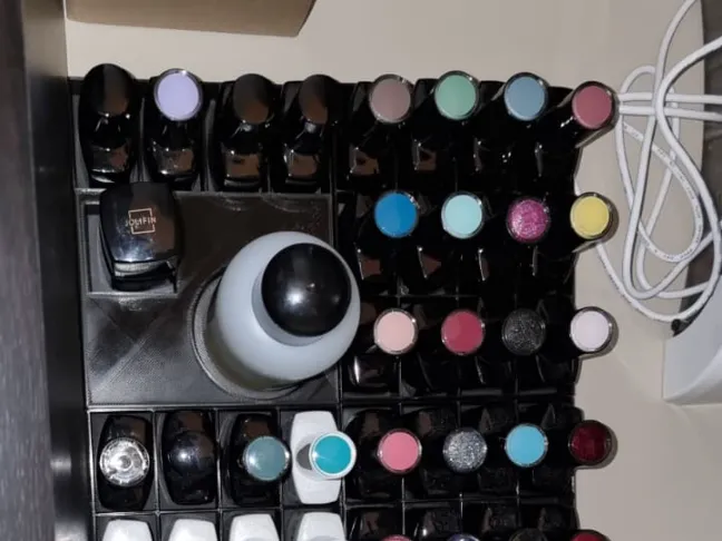 Nagellackkästchen mit Flaschenhalterung