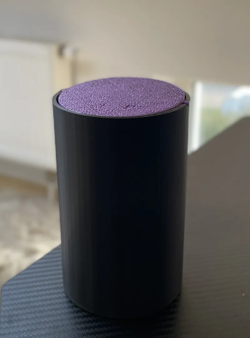 A simple desk trash can