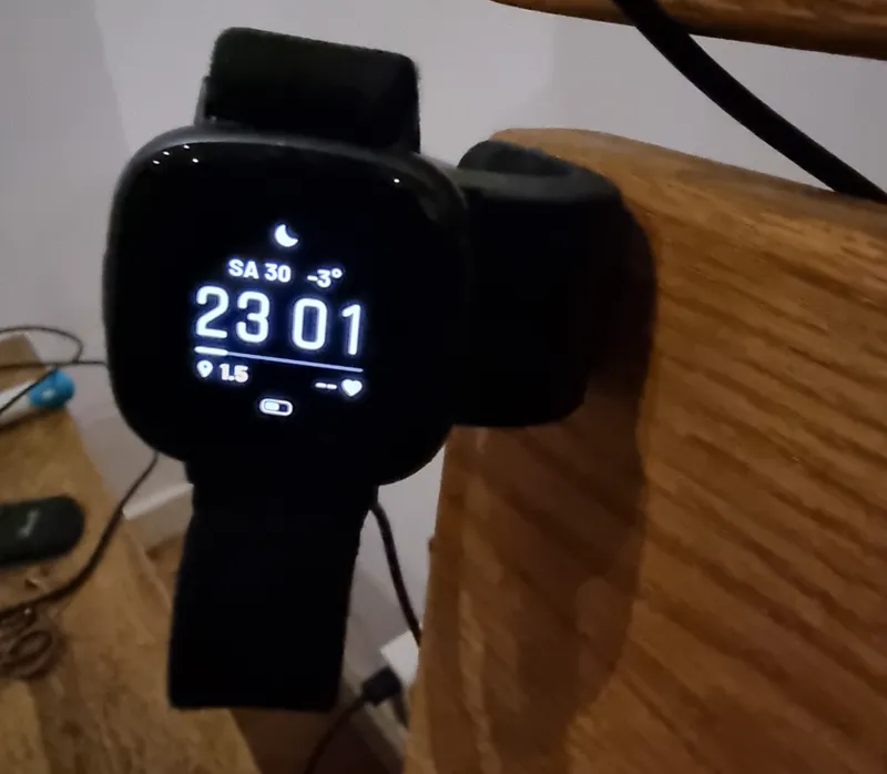 Fitbit Versa4 35deg Charger-Holder 