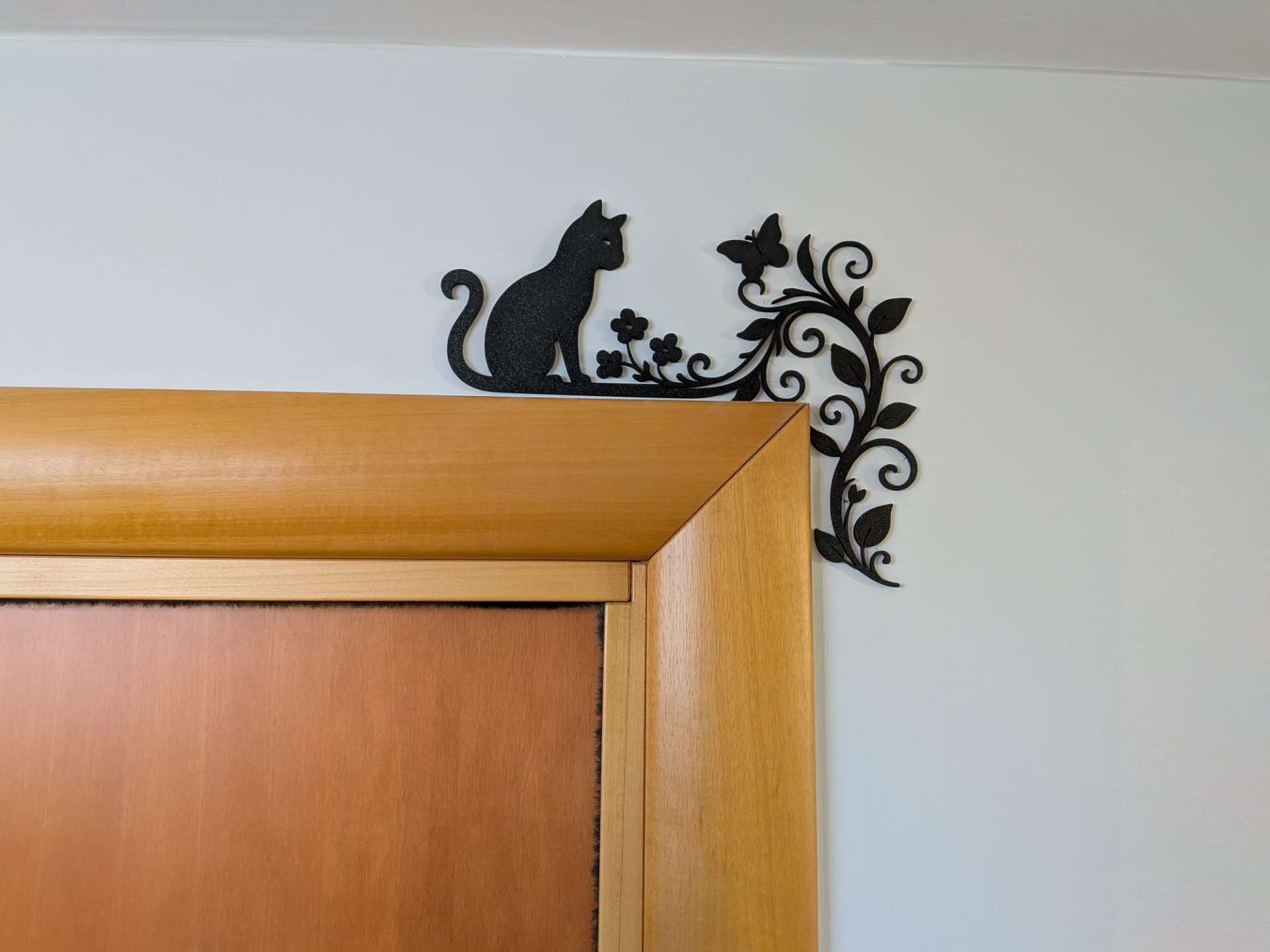 gatto per cornice porta arte murale