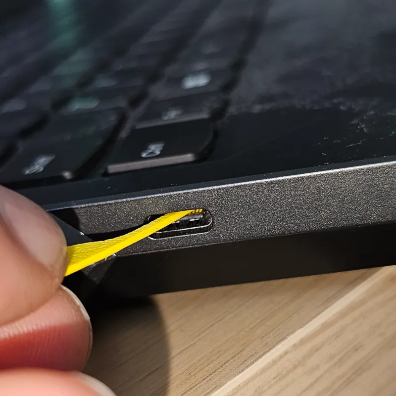 USB-C / Lightning dirt remover 