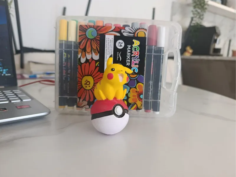 Pikachu auf Pokeball