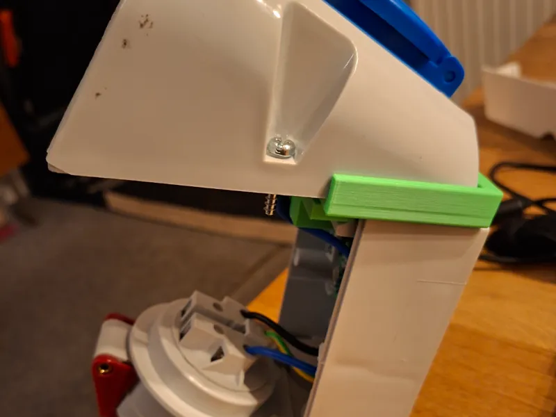 Lid holder for CEE plug