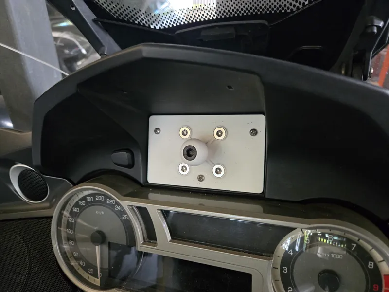 BMW K1600 HD dashboard RAM mount