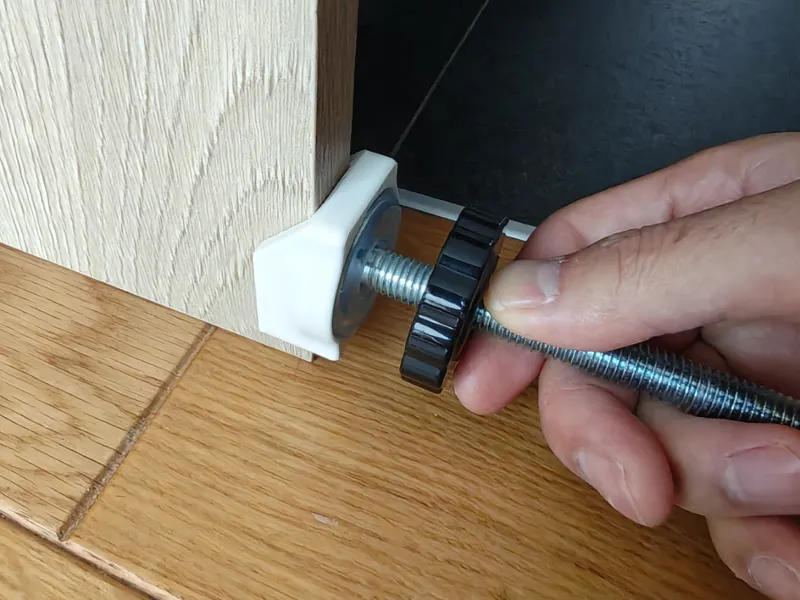 よくあるベビーゲートの突っ張りネジをグレイスキッチンにしっかり固定できるようにするやつ