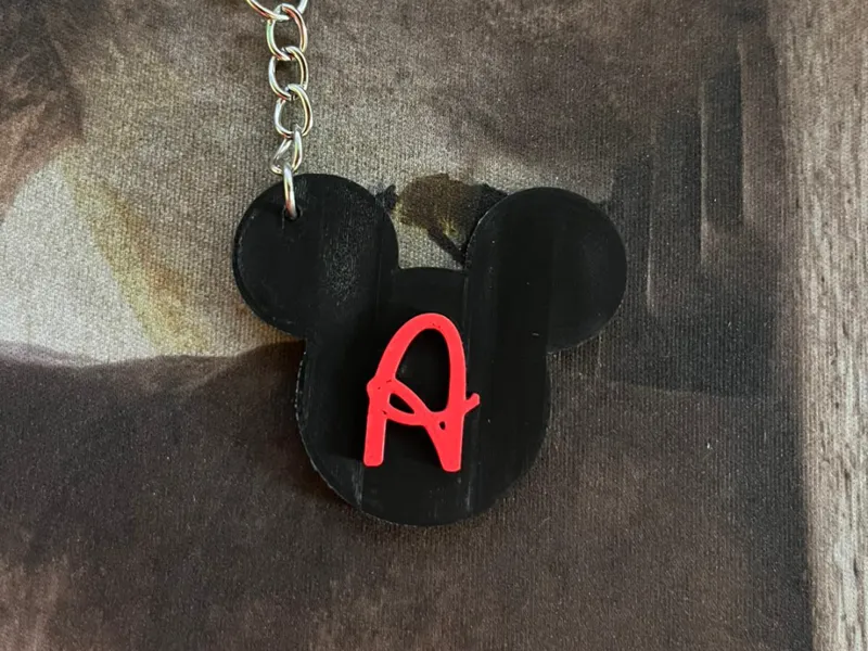 Iniciales con la silueta de Mickey